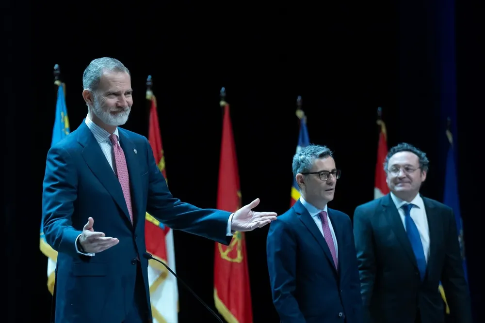 El Rey Felipe VI, el ministro de la Presidencia, Justicia y Relaciones con las Cortes, Félix Bolaños, y el fiscal general del Estado, Álvaro García Ortiz, durante el acto de entrega de los despachos a 160 nuevos jueces.