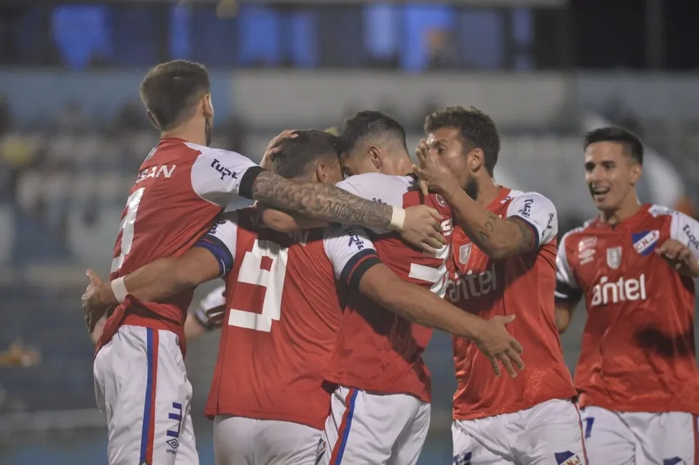 El abrazo de los jugadores de Nacional que le ganó con lo justo a Cerro