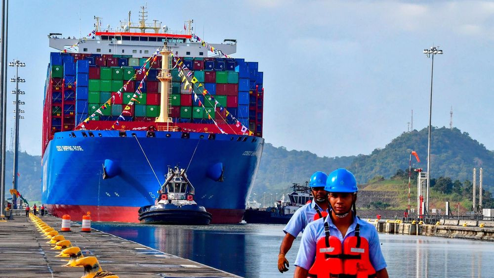 El buque portacontenedores chino Cosco navegando cerca de las esclusas de Cocolí, en el Canal de Panamá en 2018.