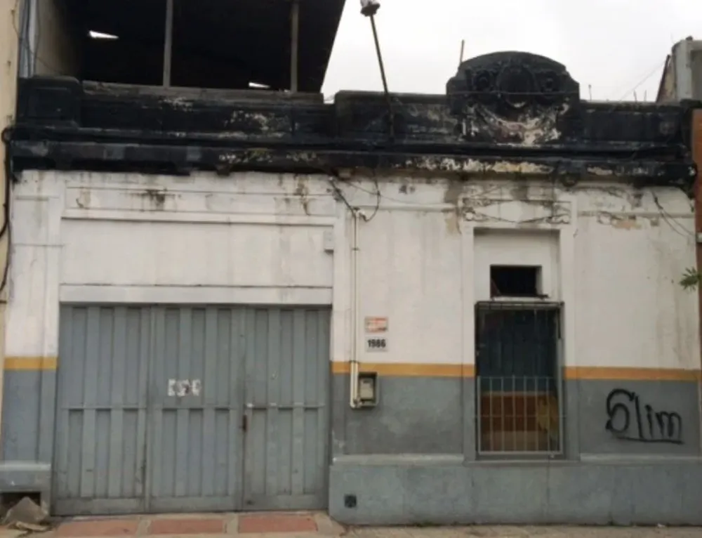 La edificación abarca un área de superficie de 212 m2.