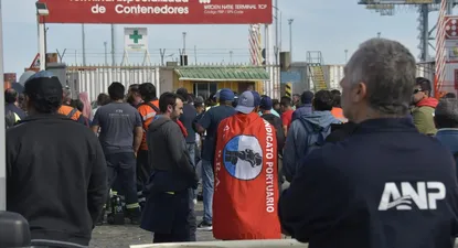 Asamblea de Supra realizada en el Puerto el 5 de mayo, día en el que se realizó el paro general por el despido de 150 trabajadores de Montecon