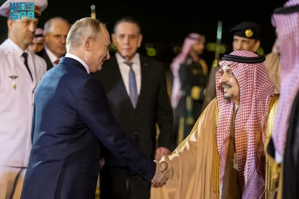 El príncipe Faisal bin Bandar Al Saud, gobernador de la capital saudita Riyadh recibe a Vladimir Putin.
