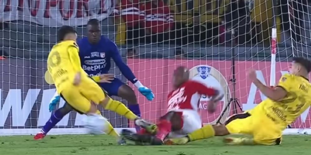 Víctor Martínez, de Independiente Santa Fe, fue con las dos piernas hacia adelante en el área, ante Leonardo Fernández de Peñarol, y le causó la lesión