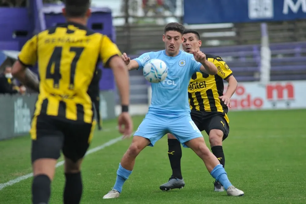 Cóccaro en acción ante Peñarol