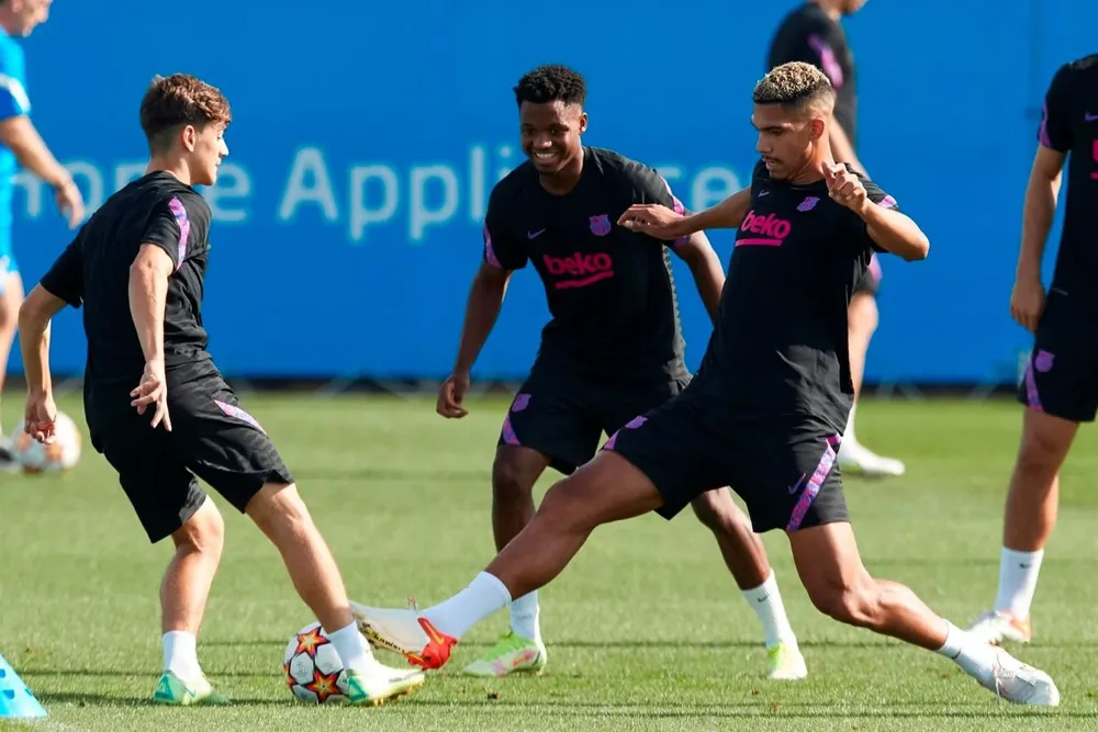 Gavi, Ansu Fati y Araújo en un entrenamiento de Barcelona