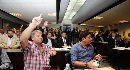 Ante la falta de respuestas de los clubes, la AUF convocó al Congreso