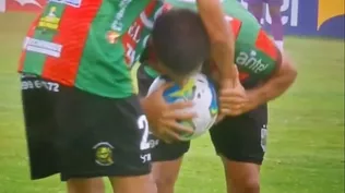 La disputa por la pelota de dos jugadores de Rampla Juniors