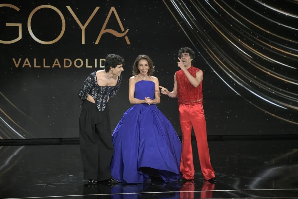 La actriz y cantante Ana Belén (c), junto a los directores de cine Javier Calvo (i) y Javier Ambrossi (d), durante la gala de la 38 edición de los Premios Goya, en el Auditorio Feria de Valladolid.