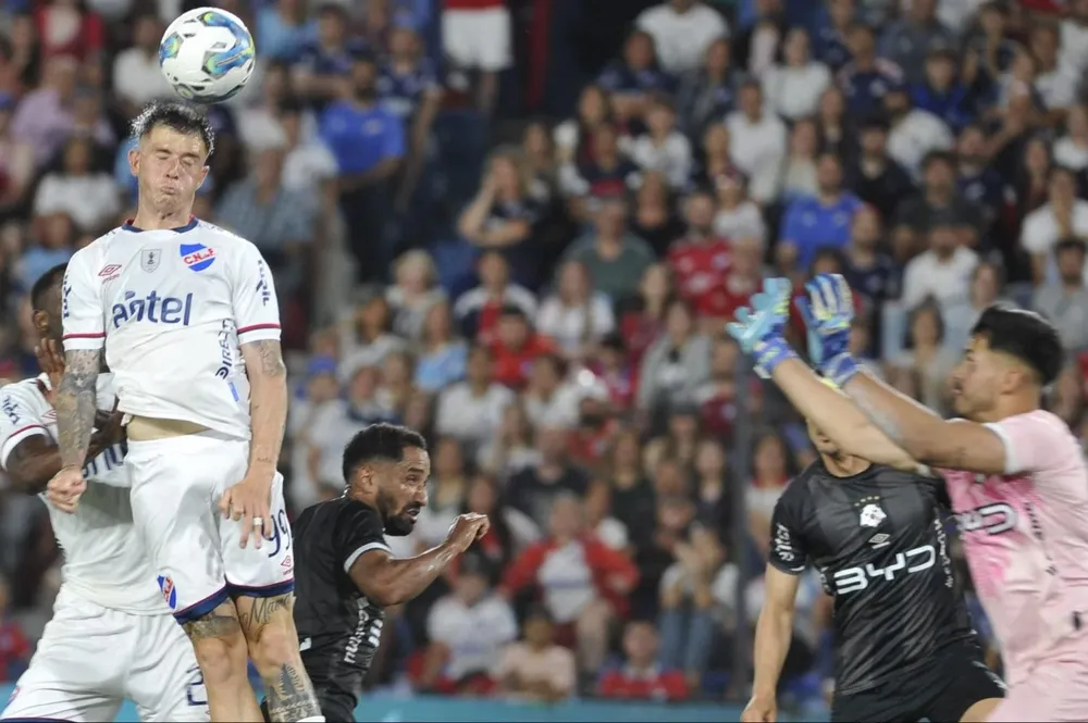El mal cálculo de Silveira y el cabezazo a la red del Colo
