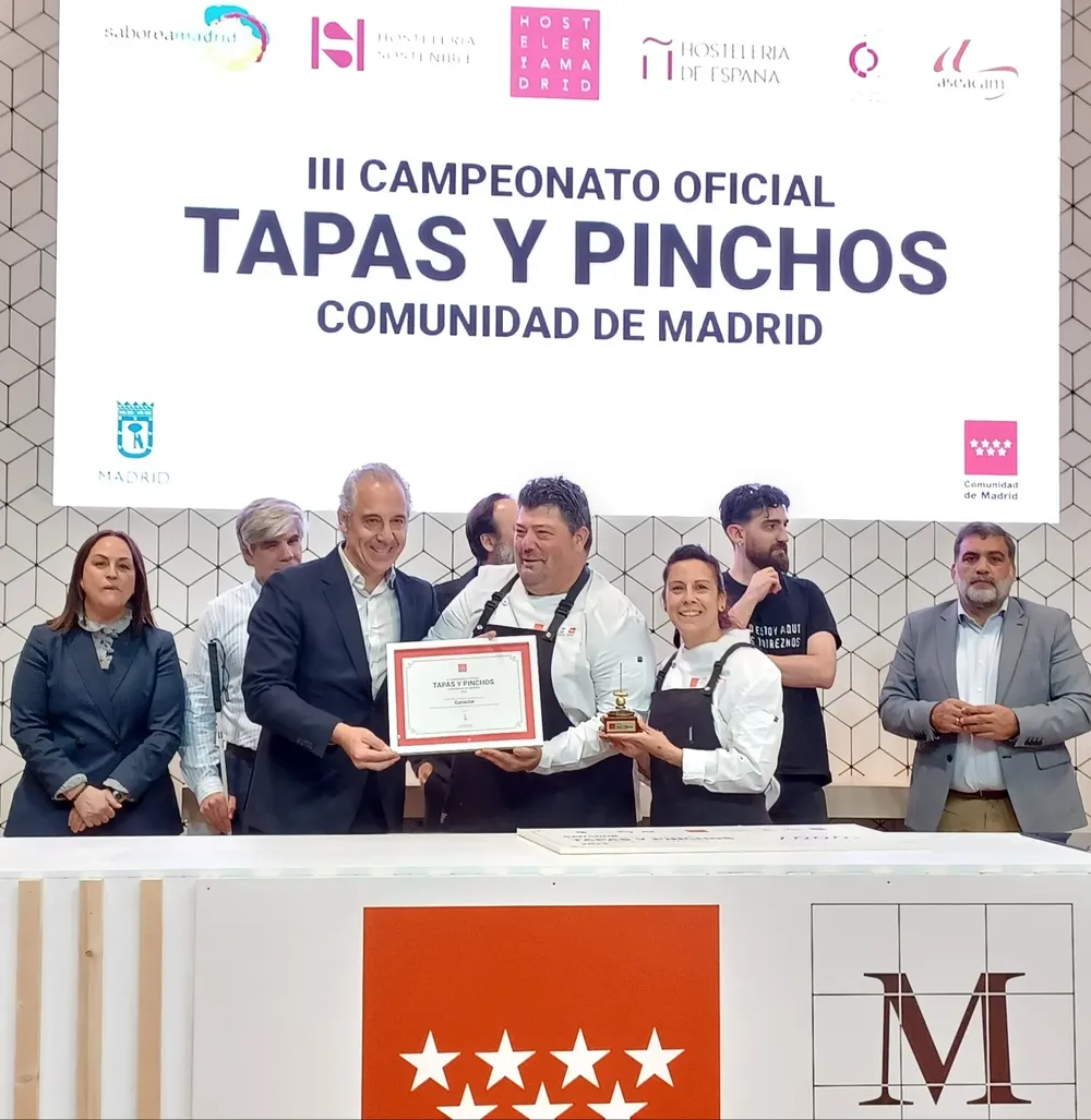 El chef Antonio María Ventura recibiendo el diploma de representante madrileño
