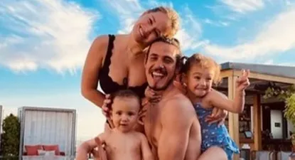 Edinson Cavani con su esposa y sus dos hijos pequeños en España