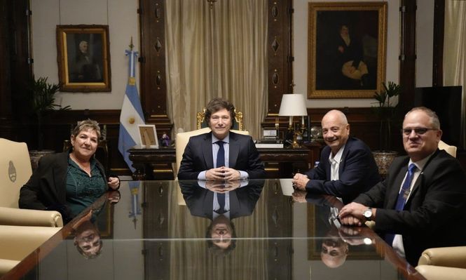 Milei recibió en la Casa de Gobierno a Luis Har y Clara Marman, dos ciudadanos argentinos-israelìes secuestrados por el grupo terrorista Hamas