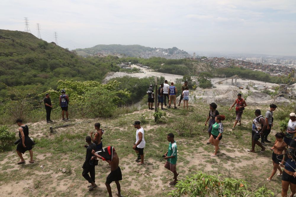 Las familias de personas desaparecidas buscaron en la sierra de la Misericórdia, que divide los complejos de favelas Penha y Alemão.