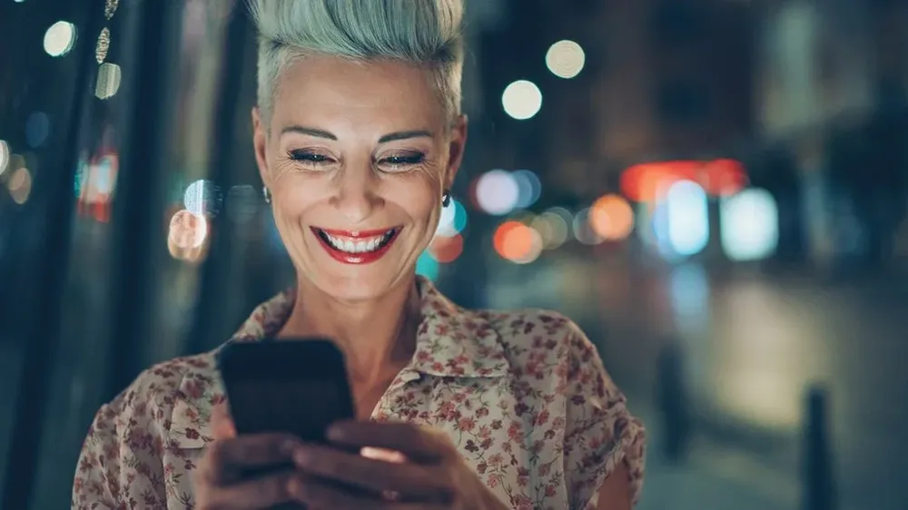 ¿Cómo colocas tus manos cuando escribes en el celular? Eso puede ser clave para adquirir velocidad.