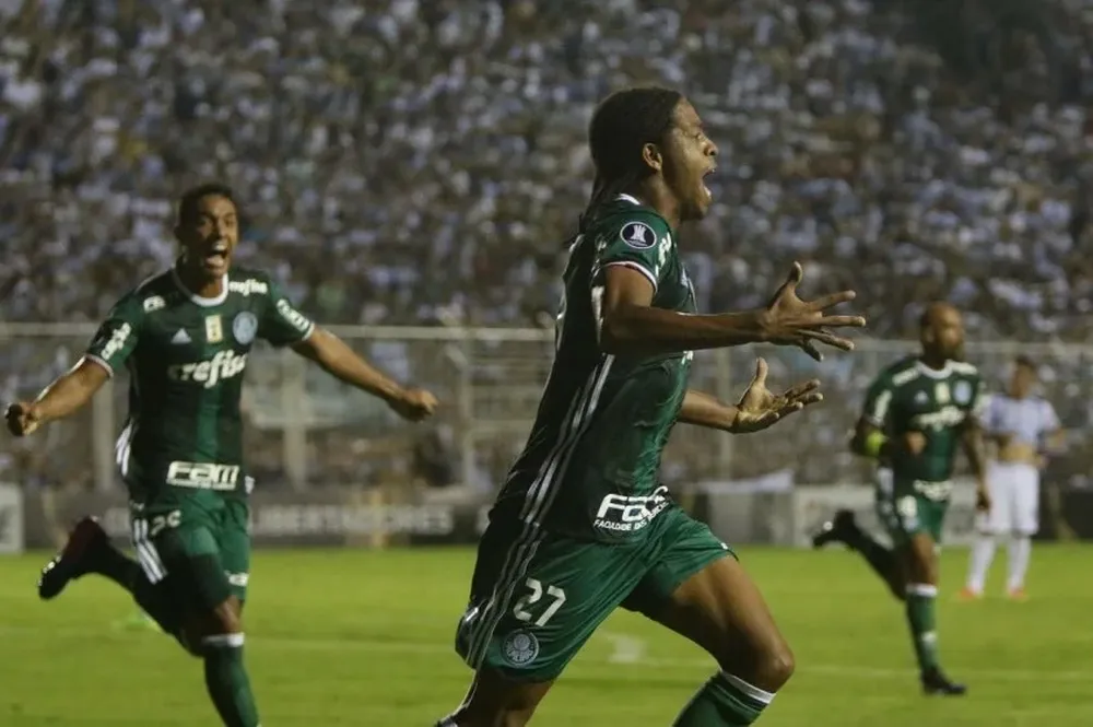 Keno, capitán de Palmeiras, celebra su gol en Tucumán