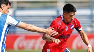 Alejandro Martínez frente a Alexis Piega en la vista de Nacional a Cerro Largo por la octava fecha del Torneo Clausura