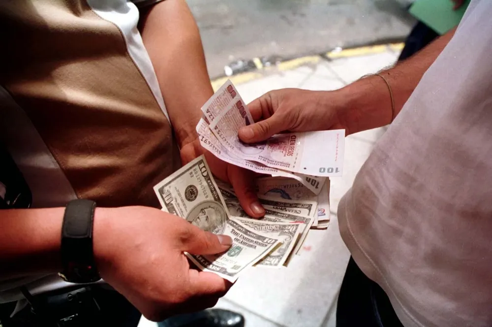 El dólar blue bajó un 0,53% en el comienzo de este lunes 13 de febrero
