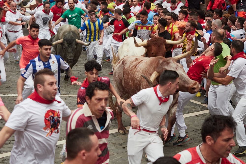 Cientos de personas durante el séptimo encierro de las fiestas de San Fermín, en Pamplona.&nbsp;
