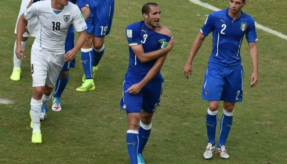 Una vista en plano amplio de cuando Chiellini muestra la supuesta mordida