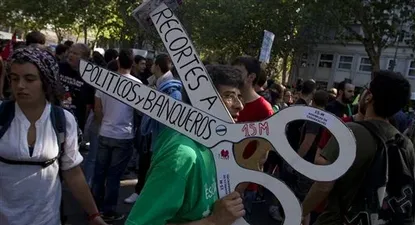 El Observador | Manifestantes protestan contra los recortes impuestos por el gobierno de Mariano Rajoy