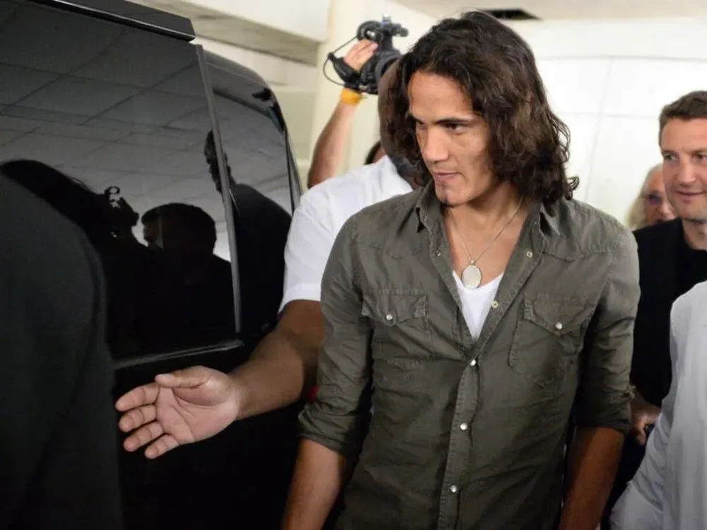 Edinson Cavani en su llegada a París