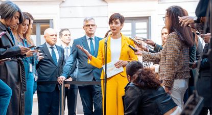 La ministra de Vivienda y Agenda Urbana, Isabel Rodríguez (c), atiende a los medios de comunicación a su llegada a una sesión plenaria en el Congreso de los Diputados, a 23 de mayo