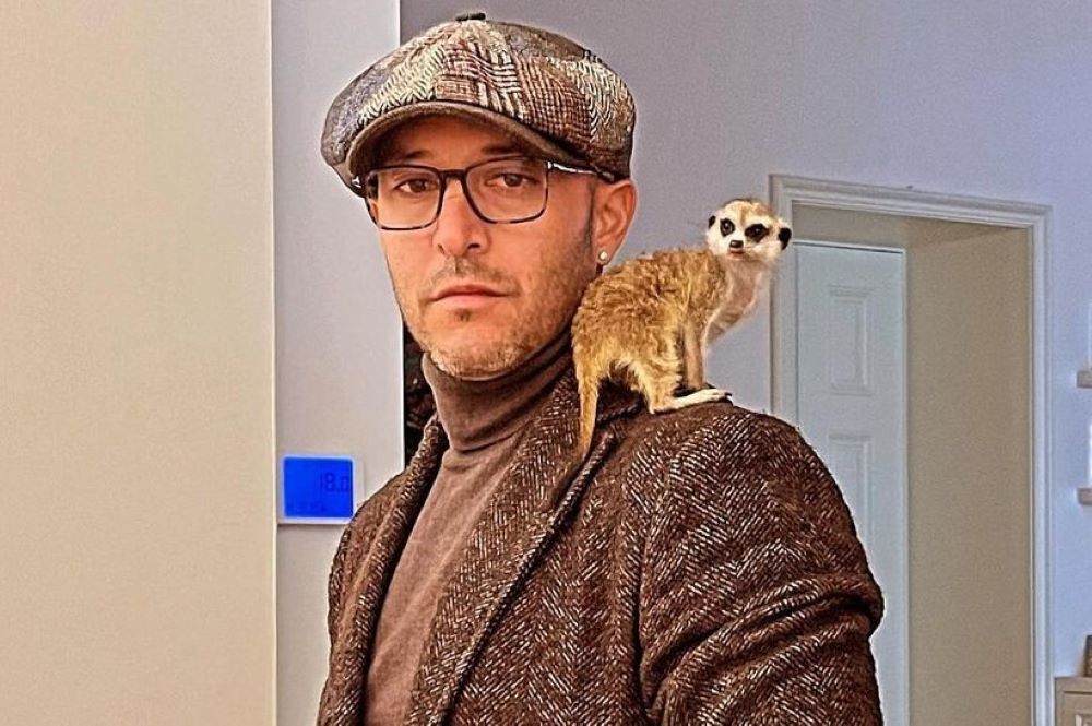 Javier Chevantón con su suricata Simon