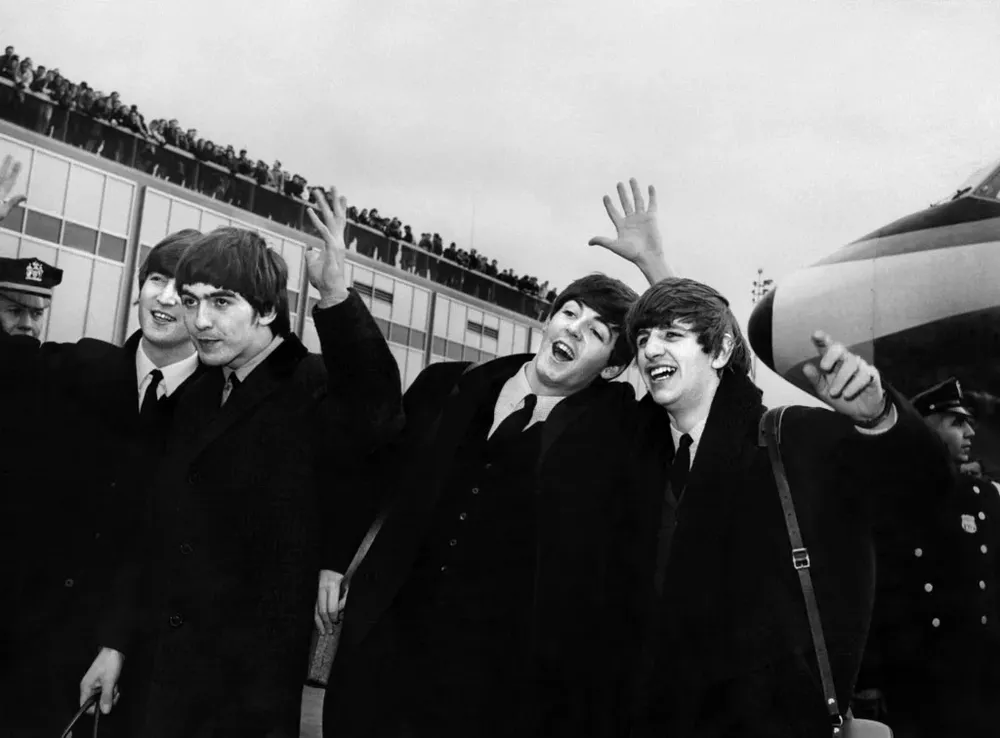 Los Beatles arriban a Estados Unidos en su gira de febrero de 1964
