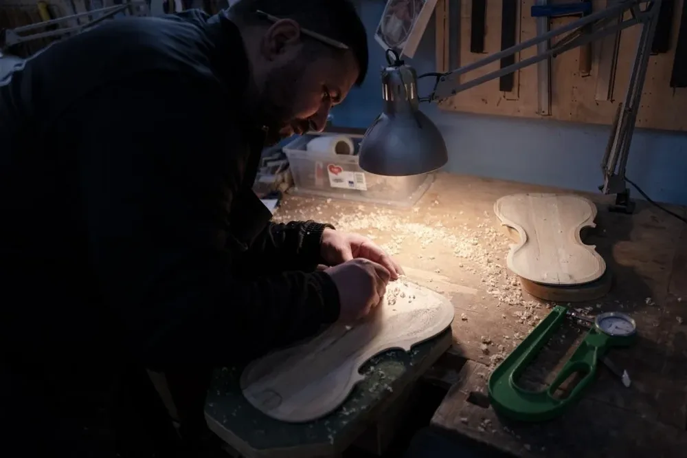 La madera fisurada y empapada de combustible de los buques usados por los migrantes se transforma en violines, violas y violoncelos.