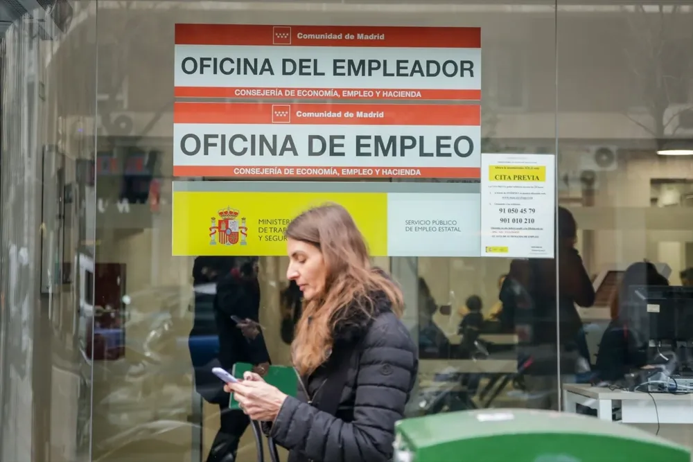 Una mujer pasea junto a una Oficina de Empleo de Madrid (España), a 10 de febrero de 2020.