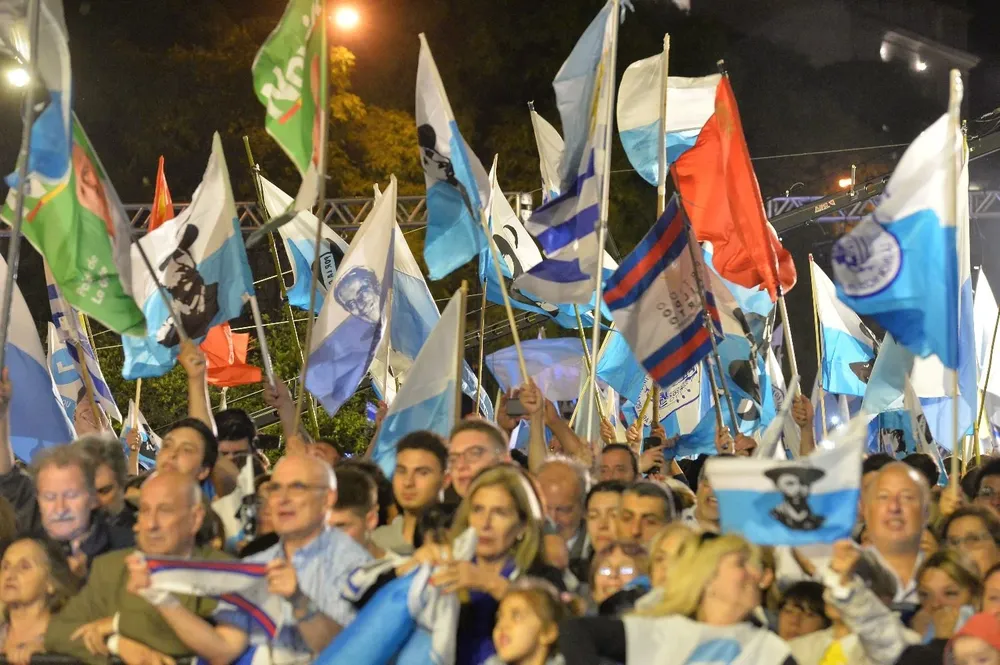 Banderas de la coalición durante la campaña electoral