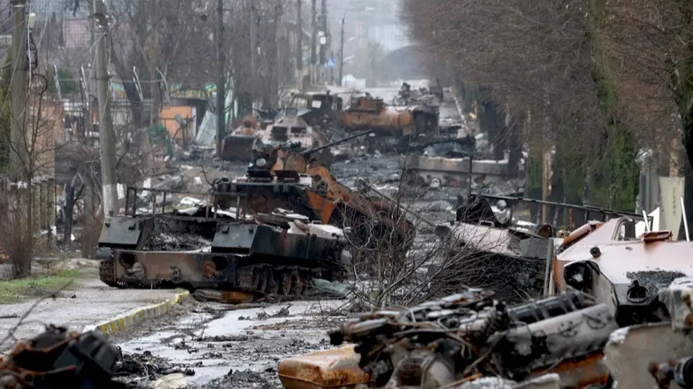 Una calle de Bucha con un reguero de armamento ruso destruido.