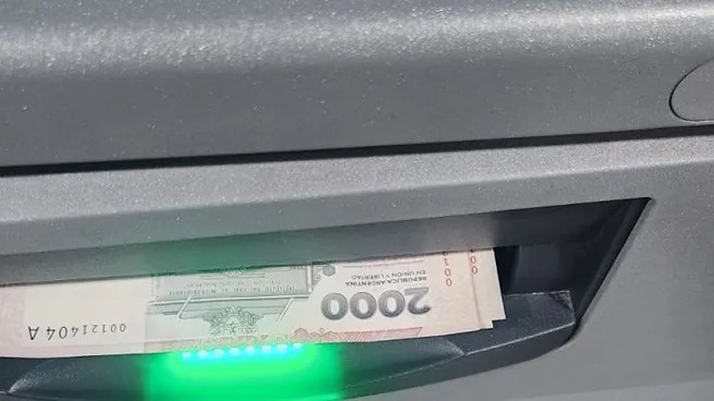 El BCRA multiplicó por cuatro el monto máximo que los bancos deben permitir sacar por cajeros automáticos a clientes y no clientes.