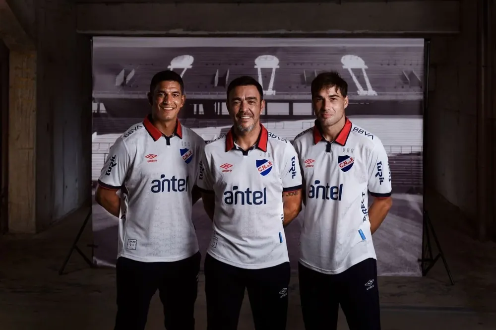 Diego Polenta, Álvaro Recoba y Rafael García con la nueva camiseta de Nacional 2024