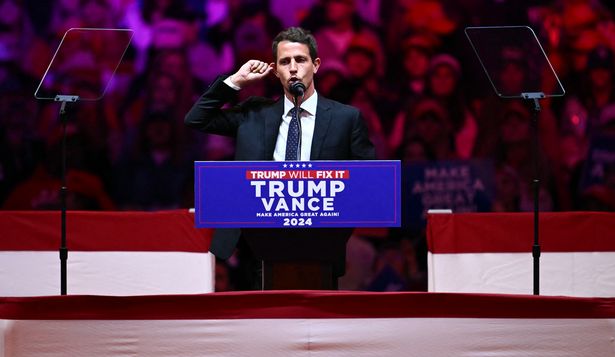 El comediante estadounidense Tony Hinchcliffe habla durante un mitin de campaña del expresidente estadounidense y candidato presidencial republicano Donald Trump en el Madison Square Garden de Nueva York el 27 de octubre de 2024.