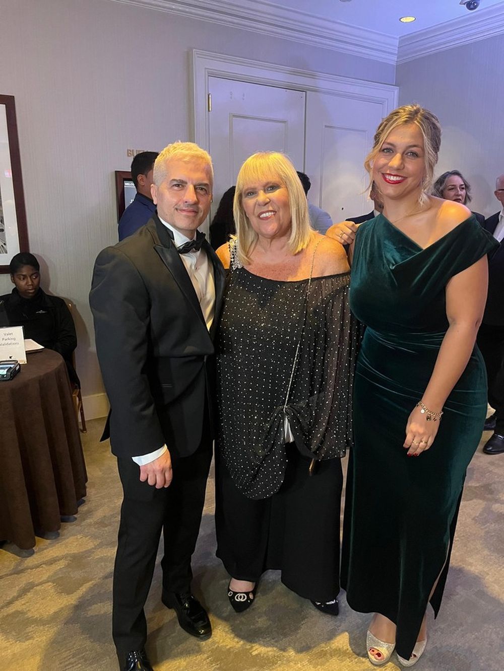 Después de casi 10 años en LAM, Maite Peñoñori festejó con Ángel De Brito y Laura Ubfal, el premio Martín Fierro que ganó por su última etapa en el programa.