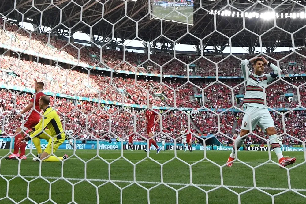 Cristiano Ronaldo lamenta un gol errado; atrás el estadio a pleno