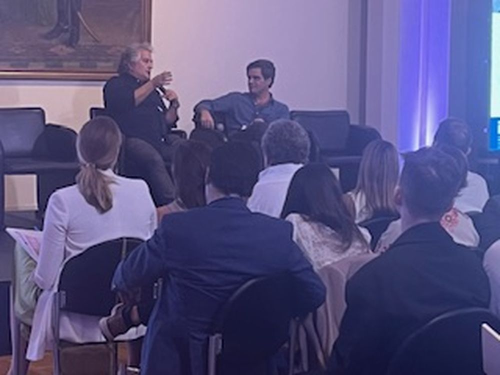 Juan Jose Guemes (Presidente del Centro de Emprendimiento e Innovación de IE Business School) y Guilbert Englebienne (Co Fundador de Globant y Presidente de Globant Latam), en un momento del Venture Day en el Palacio San Martín de Buenos Aires.