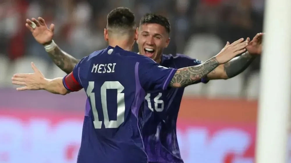 Messi celebra junto a Enzo Fernández en un nuevo triunfo argentino