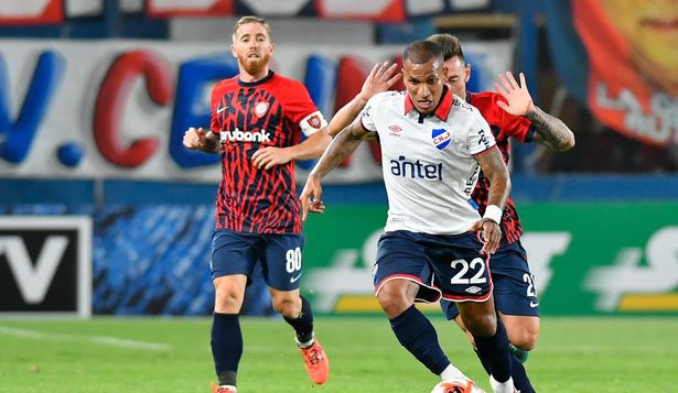Rómulo Otero de Nacional ante San Lorenzo
