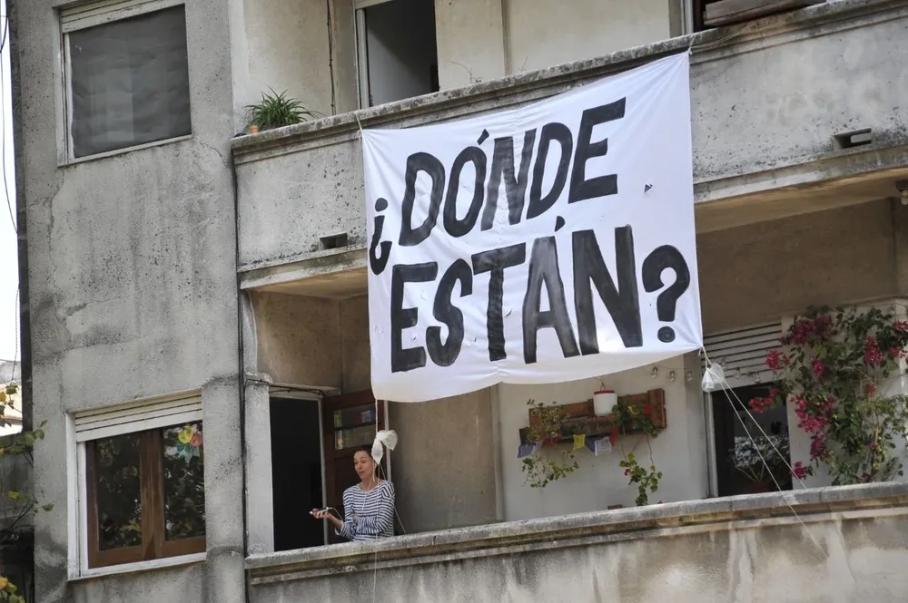 Banderas sobre detenidos desaparecidos durante la dictadura militar.