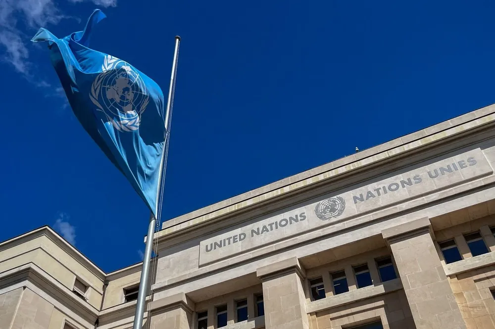 La bandera de la ONU izada a media asta en su oficina de Ginebra, Suiza, por la muerte de la Reina Elizabeth II