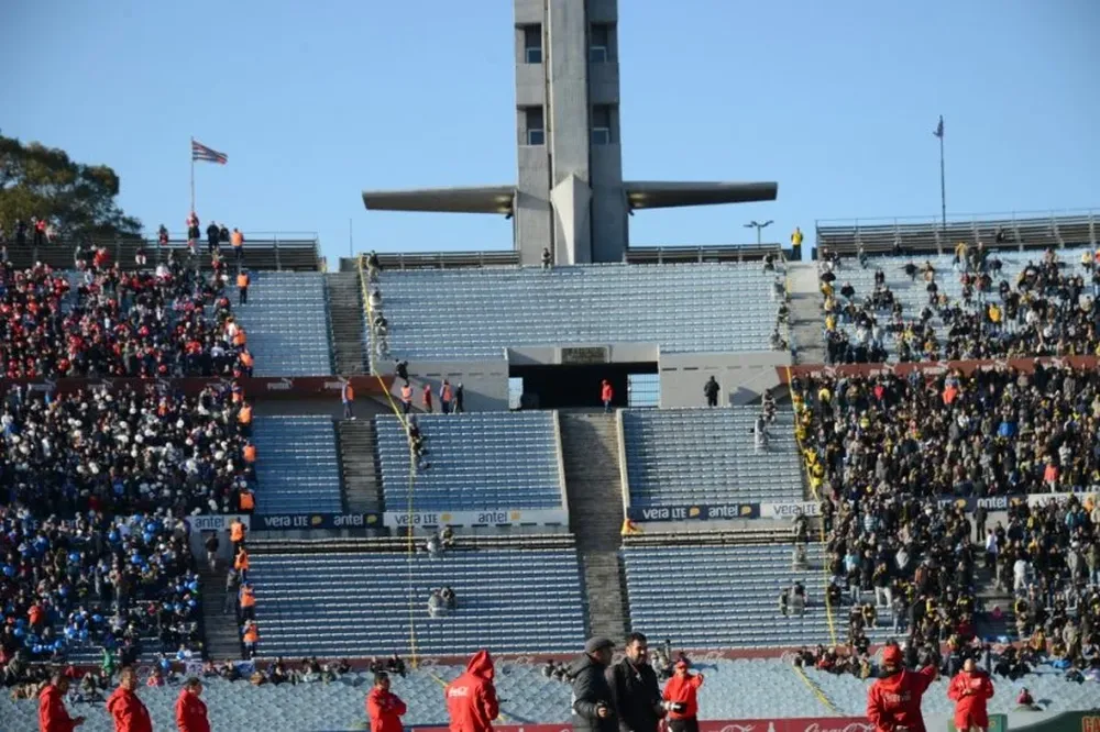 Junio 2015: guardias de seguridad mezclados con policías