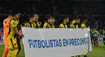 Jugadores de Peñarol con el cartel de la Mutual