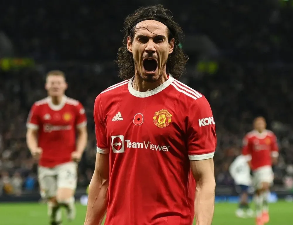 Edinson Cavani siempre es noticia en Inglaterra