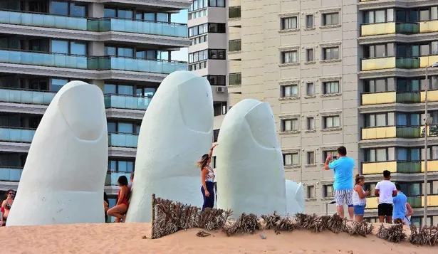 Los Dedos de Punta del Este en la Playa Brava