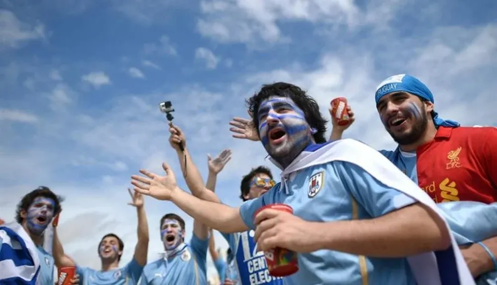 Hinchas de Uruguay llegan al estadio de Natal