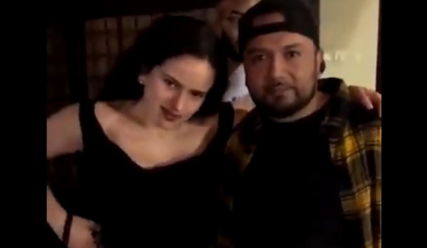 Mal momento para Rosalía: un fan instiste en tocarle la cintura y ella se la quita dos veces