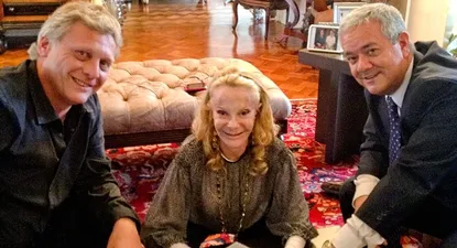 Alfredo Lempert, de Grupo Fiancar, y Laetitia d’Arenberg, firmaron el acuerdo preliminar en una servilleta