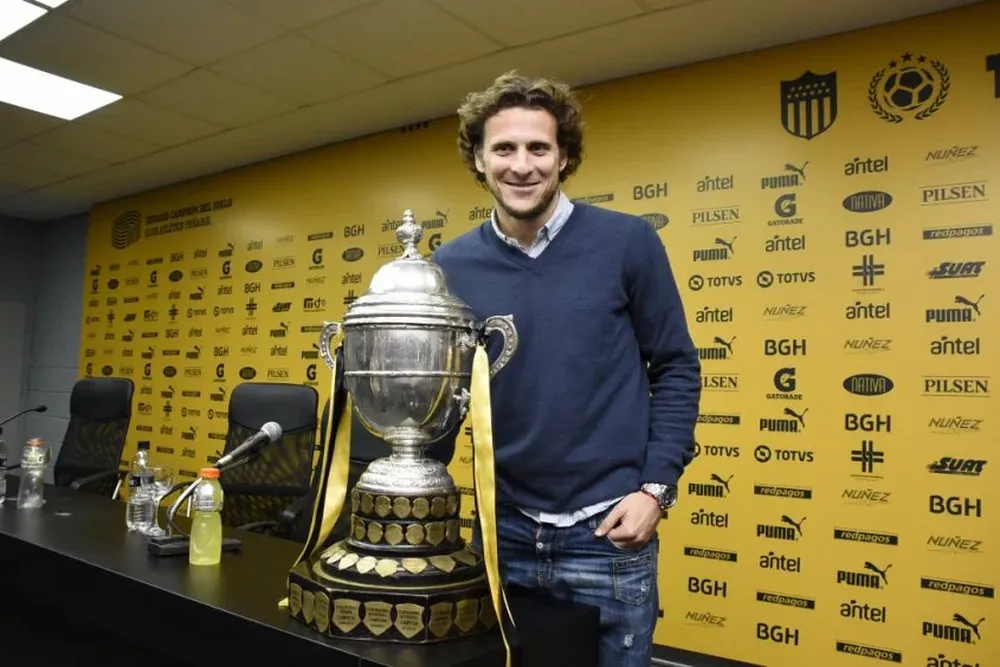 Objetivo cumplido, Forlán y su última foto con la Copa Uruguaya